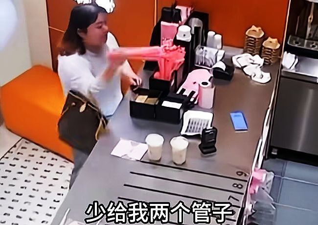 女子因2根吸管打砸奶茶店后续:对方身份职业被扒,铁饭碗恐不保 - 1