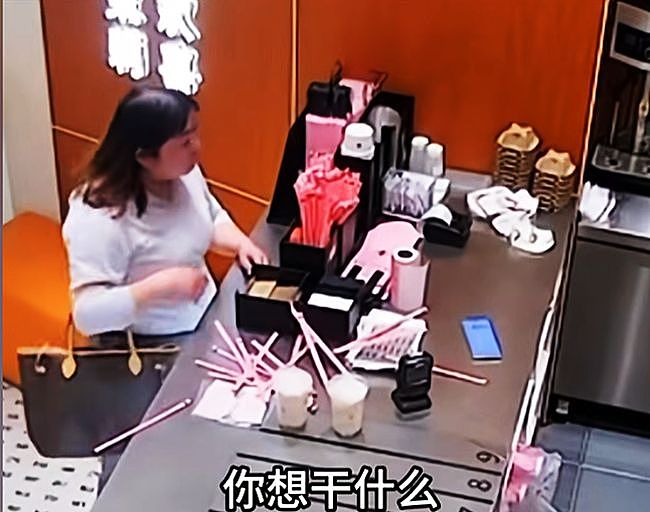 女子因2根吸管打砸奶茶店后续:对方身份职业被扒,铁饭碗恐不保 - 2