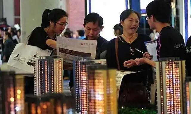 一夜之间,卖房人集体躺平,买房人却疯狂进场!市场发生了什么? - 4