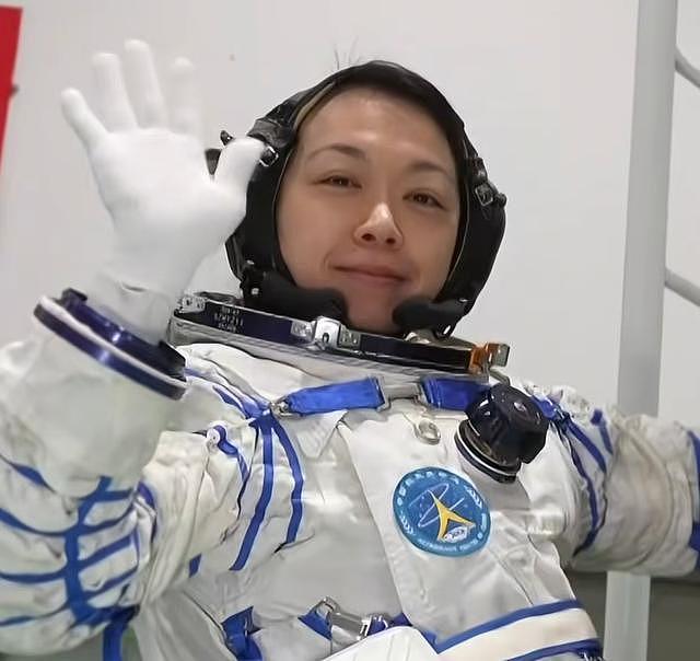 刚上太空两天，就炸出一堆牛鬼蛇神，香港航天员黎家盈刺痛了谁？（组图） - 7