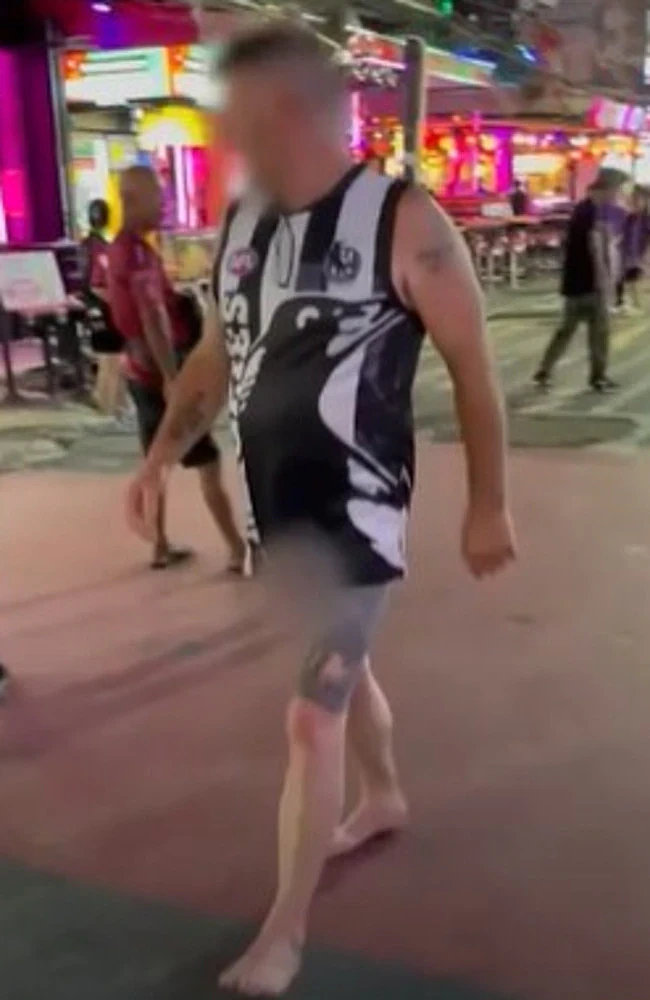 澳男街头“遛鸟”引围观！目击者：双腿沾满排泄物，对着路人自慰（组图） - 1