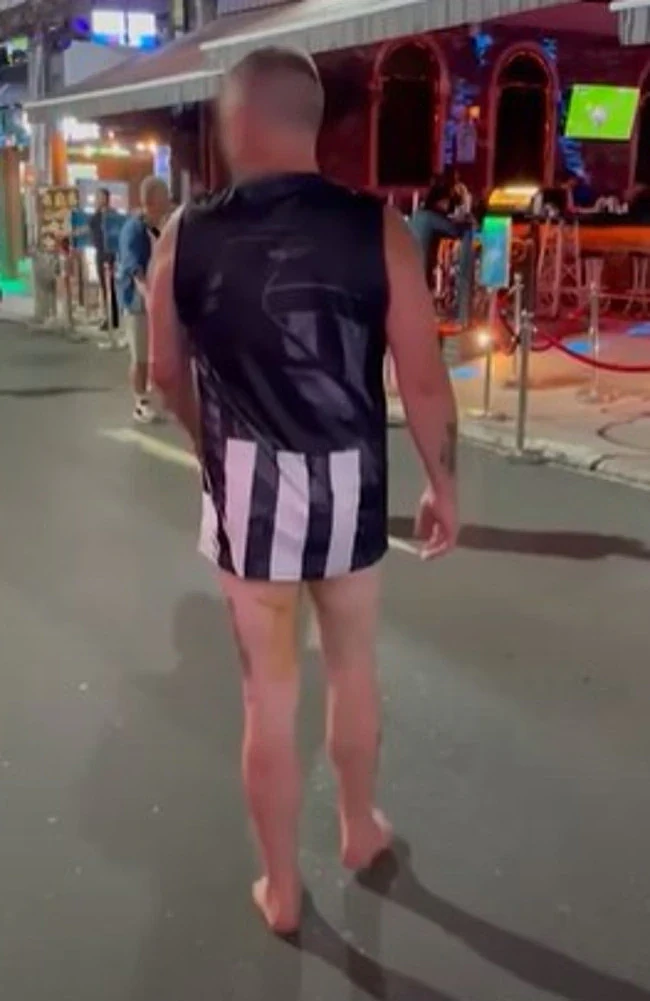 澳男街头“遛鸟”引围观！目击者：双腿沾满排泄物，对着路人自慰（组图） - 2