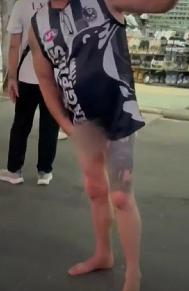 澳男街头“遛鸟”引围观！目击者：双腿沾满排泄物，对着路人自慰（组图） - 3
