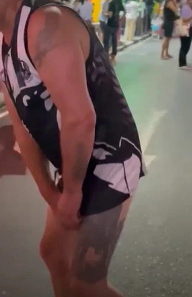 澳男街头“遛鸟”引围观！目击者：双腿沾满排泄物，对着路人自慰（组图） - 4