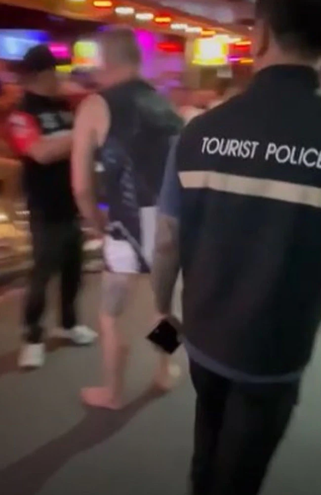 澳男街头“遛鸟”引围观！目击者：双腿沾满排泄物，对着路人自慰（组图） - 5