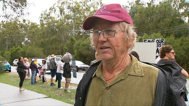 澳知名私校狂砍600棵树惹众怒!考拉惊现伐木区,抗议者被捕后怒斥:“考拉杀手” - 5