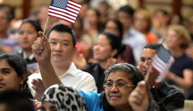 美国开始“赶人”?境内百万中国人,回国后可能十年进不来 - 8