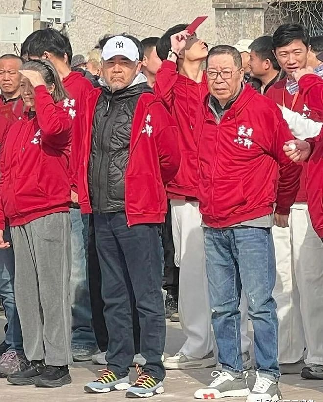 陈宝国近照不敢认,头发花白腿好细,43岁儿子未婚成了他的心病 - 1