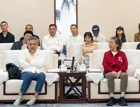 陈宝国近照不敢认,头发花白腿好细,43岁儿子未婚成了他的心病 - 4