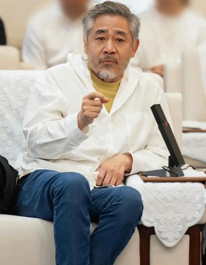 陈宝国近照不敢认,头发花白腿好细,43岁儿子未婚成了他的心病 - 5