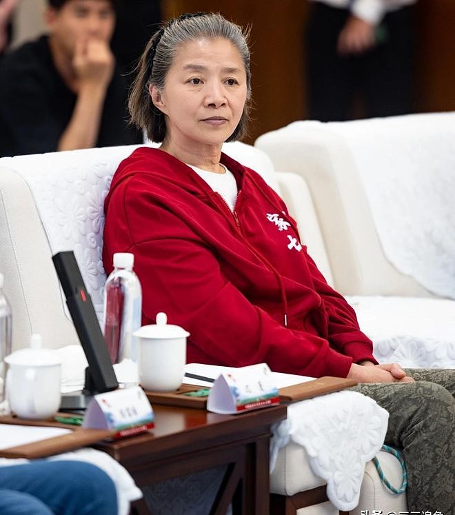 陈宝国近照不敢认,头发花白腿好细,43岁儿子未婚成了他的心病 - 6