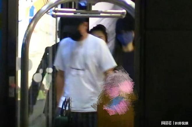 文章疑似新恋情曝光,与美女约会同回住处,隔天开车送美女乘高铁 - 1