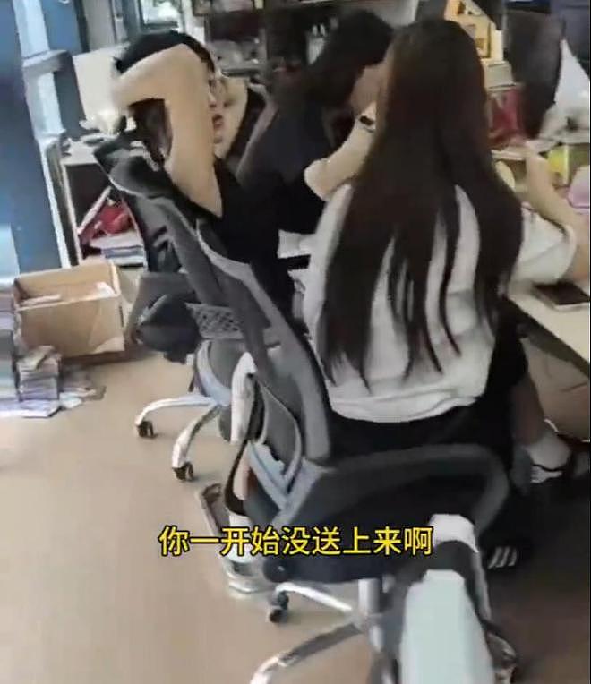 女子白嫖外卖:吃掉后投诉骑手,小哥上门现场抓包,已传播到国外 - 2