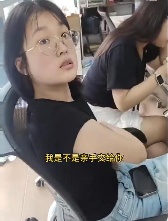 女子白嫖外卖:吃掉后投诉骑手,小哥上门现场抓包,已传播到国外 - 3