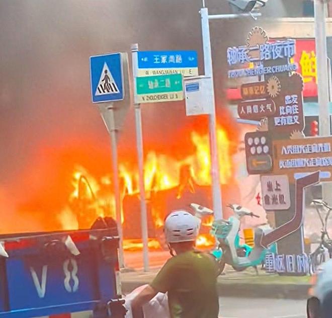 广州轻纺城大火烧了18小时！48万仓库变火海，万幸这行字让人泪目（组图） - 1