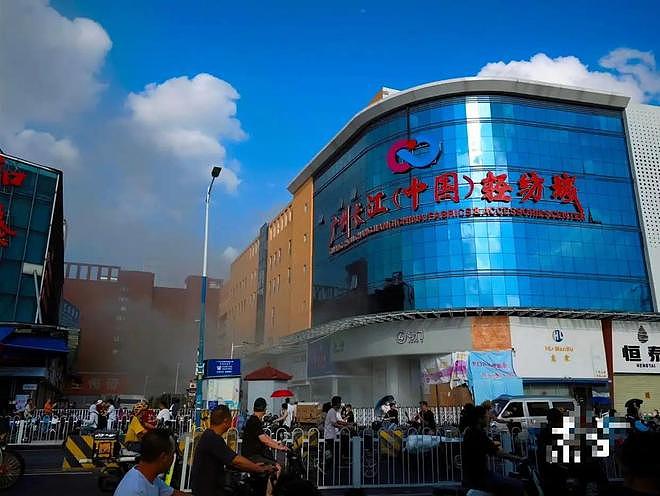 广州轻纺城大火烧了18小时！48万仓库变火海，万幸这行字让人泪目（组图） - 4