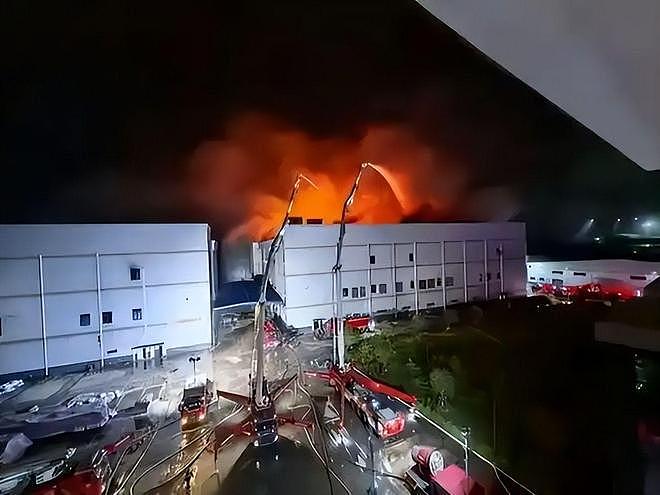 广州轻纺城大火烧了18小时！48万仓库变火海，万幸这行字让人泪目（组图） - 6
