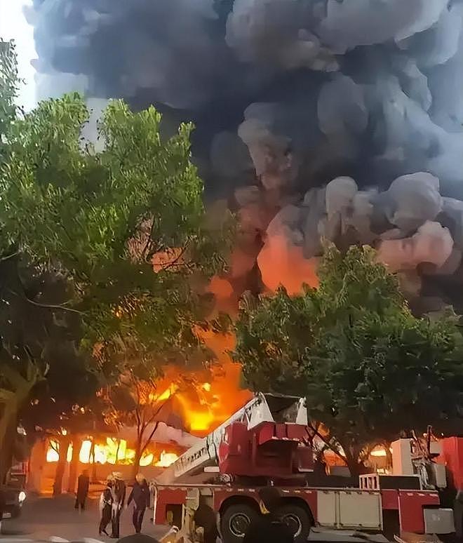 广州轻纺城大火烧了18小时！48万仓库变火海，万幸这行字让人泪目（组图） - 10