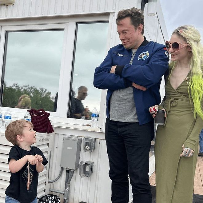 马斯克儿子X娃久违与亲妈相聚，牵手漫步，父母为他的成长起争执（组图） - 2
