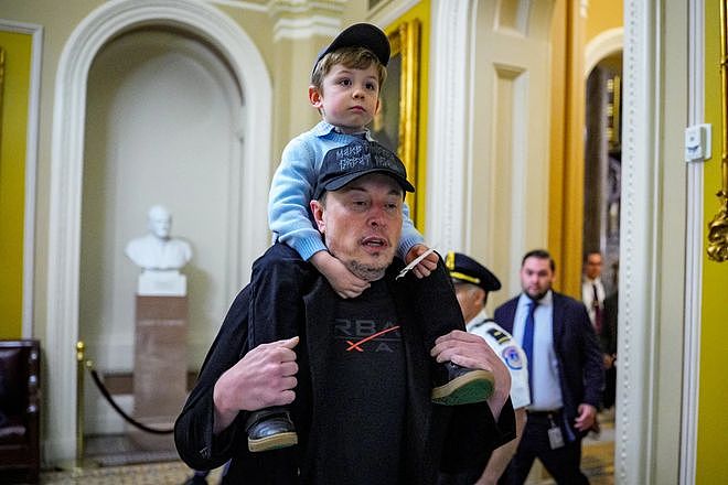 马斯克儿子X娃久违与亲妈相聚，牵手漫步，父母为他的成长起争执（组图） - 3
