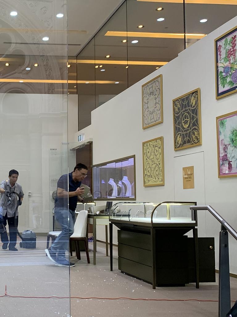 自导自演$280万抢劫案骗保！澳洲名流珠宝商终败露，被判近5年刑期 - 2