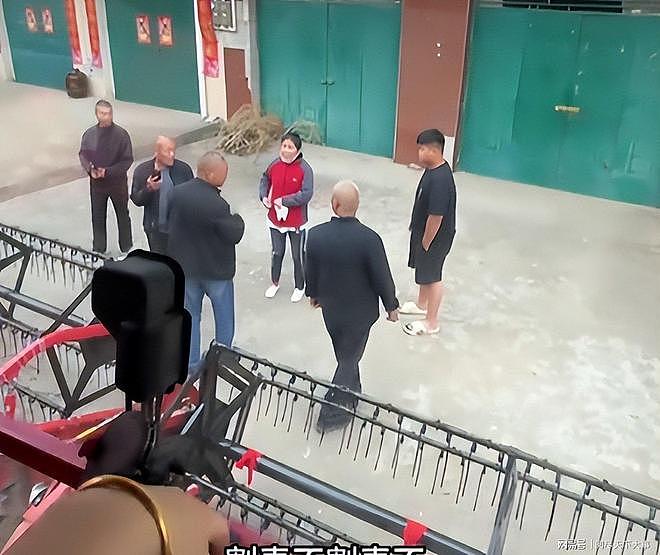 “割四赔五”？湖北大娘讹收割机后续，警方介入，当地人再曝恶行 - 5