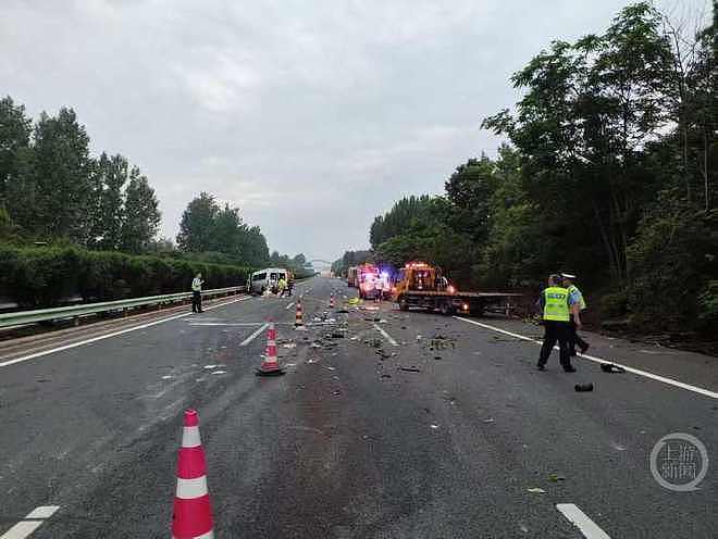 载16人黑车高速公路追尾半挂车致13死,河南车主在湖北上的牌照 - 2