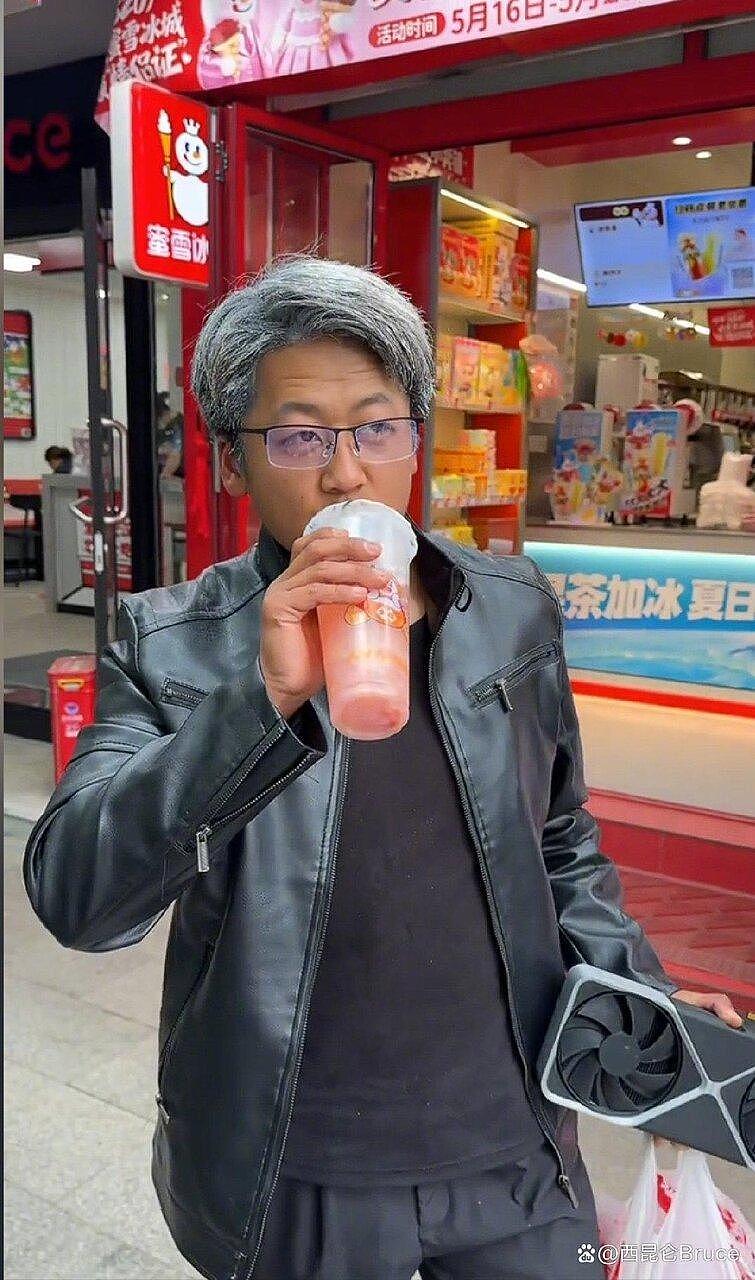 主打一个“听劝”…辽宁小伙模仿黄仁勋爆火，视频播放量破百万 - 2