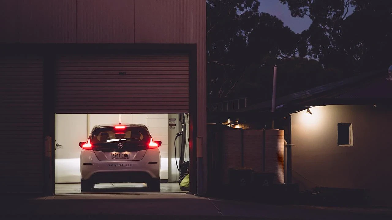 靠AI充电桩卖电赚外快？澳洲多品牌电车遭强行“黑入”，小心房毁车废保险拒赔（组图） - 4