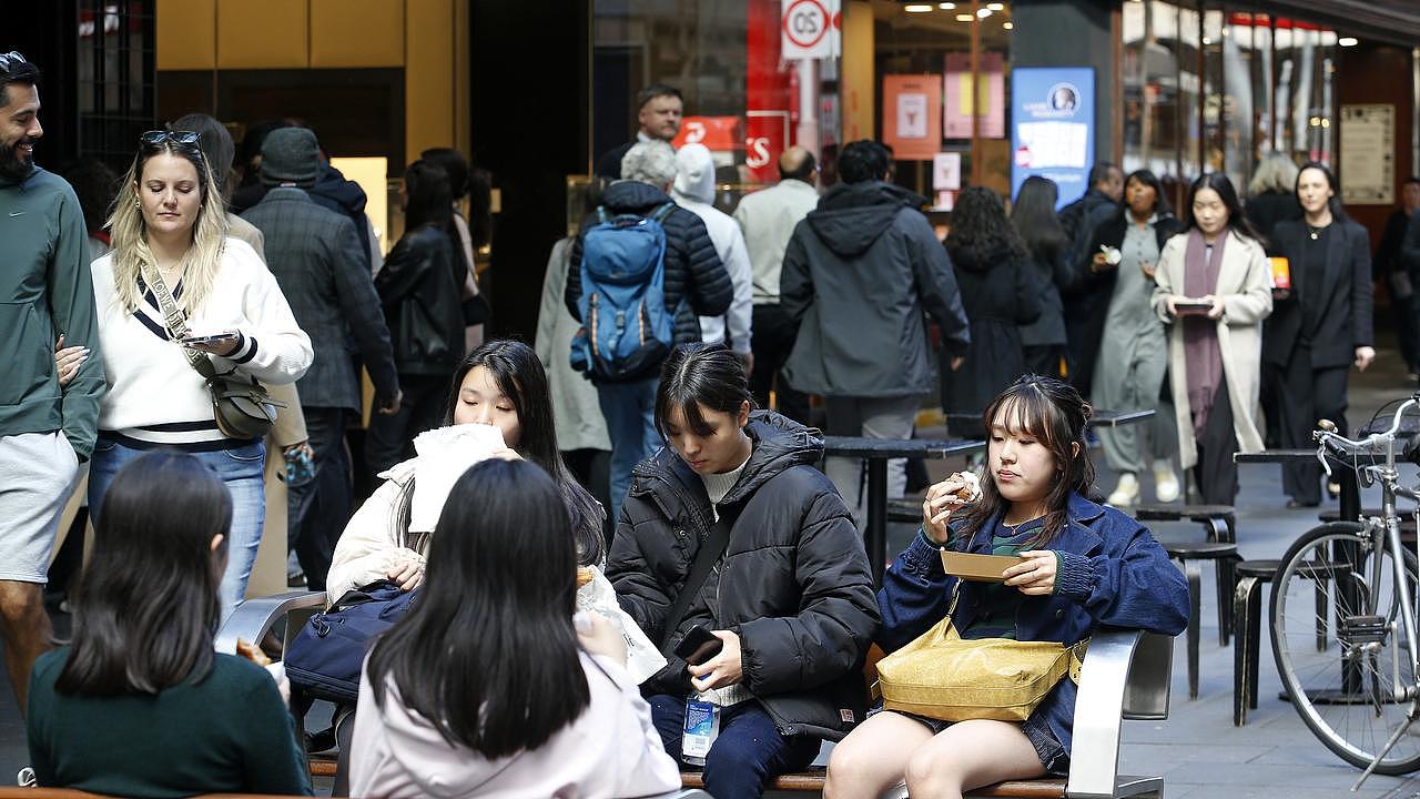 实际工资缩水1.3%！德勤警告零售业遭双重夹击，非必需消费将迎来寒冬（组图） - 1