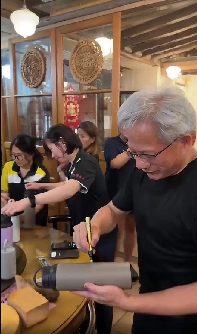黄仁勋现身台北老餐厅,婉拒名媛为他买单,霸气直言:我钱多!(组图) - 2