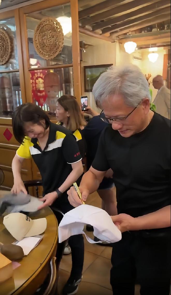 黄仁勋现身台北老餐厅,婉拒名媛为他买单,霸气直言:我钱多!(组图) - 3