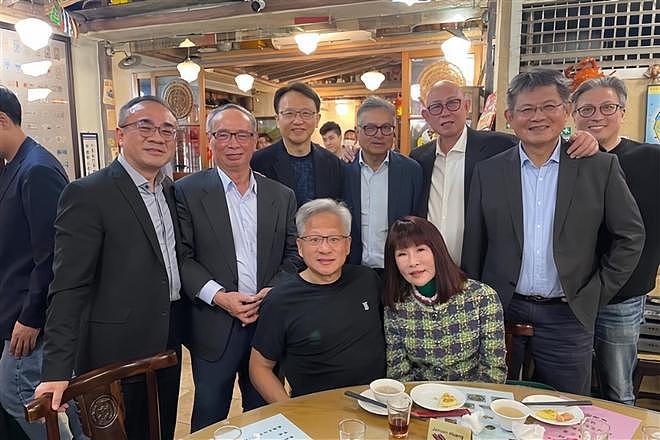 黄仁勋现身台北老餐厅,婉拒名媛为他买单,霸气直言:我钱多!(组图) - 4