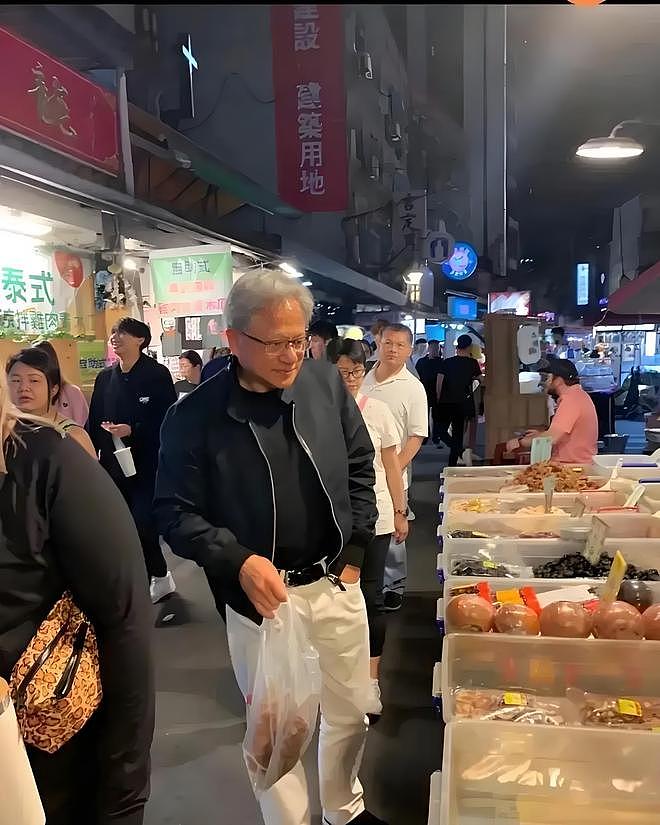 黄仁勋现身台北老餐厅,婉拒名媛为他买单,霸气直言:我钱多!(组图) - 7