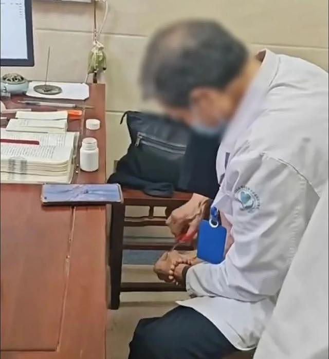 中医专家让助手把脉开药致孕妇流产？患者：他还当着患者面剪脚指甲（组图） - 1