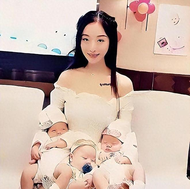 中国女子花50万买精，生下混血三胞胎！8年后3个娃长成这样，全网沉默（组图） - 1