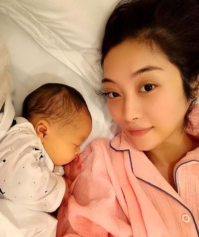 中国女子花50万买精，生下混血三胞胎！8年后3个娃长成这样，全网沉默（组图） - 17