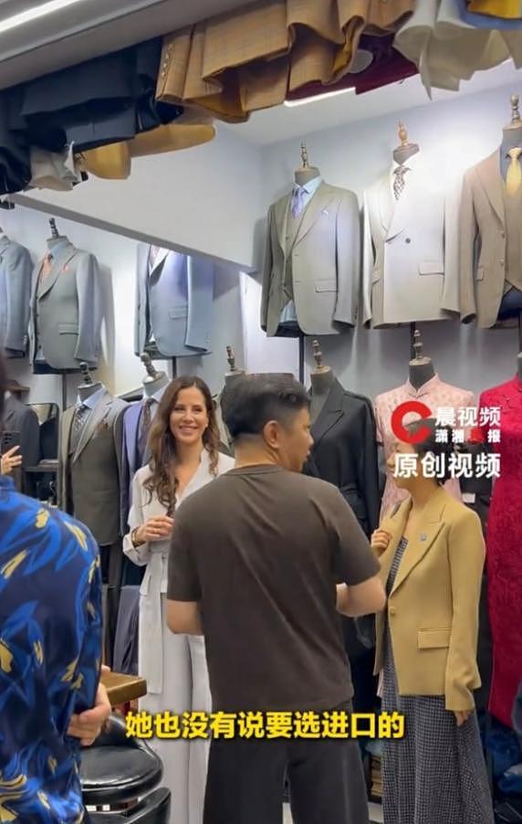 塞尔维亚第一夫人上海花7000元买衣，拒绝店主免单引热议（组图） - 2