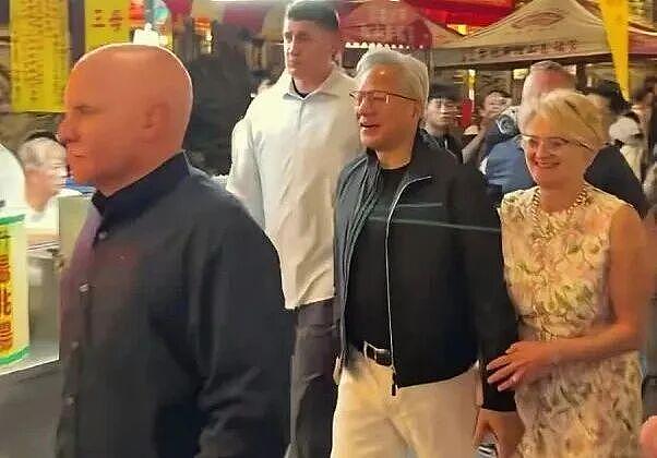 黄仁勋带老婆逛夜市，相恋46年零绯闻！招牌皮衣全是她买的…（组图） - 2