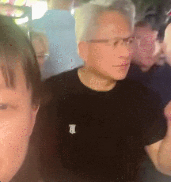 黄仁勋带老婆逛夜市，相恋46年零绯闻！招牌皮衣全是她买的…（组图） - 3