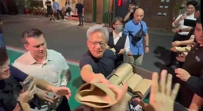 黄仁勋带老婆逛夜市，相恋46年零绯闻！招牌皮衣全是她买的…（组图） - 5
