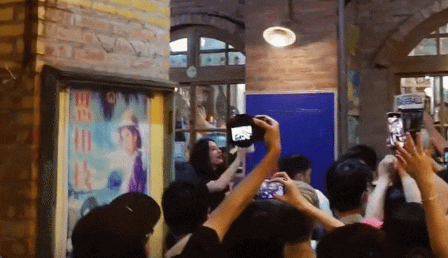 黄仁勋带老婆逛夜市，相恋46年零绯闻！招牌皮衣全是她买的…（组图） - 7