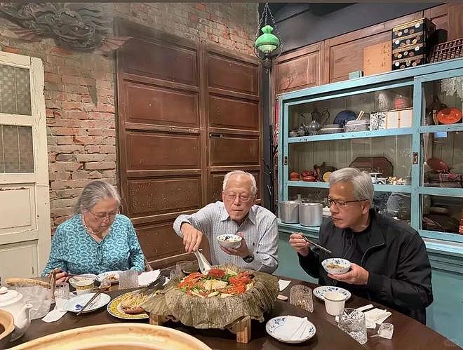 黄仁勋带老婆逛夜市，相恋46年零绯闻！招牌皮衣全是她买的…（组图） - 9