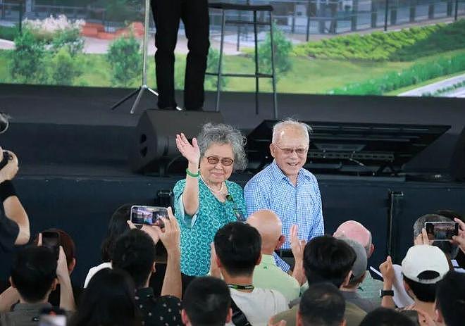 黄仁勋带老婆逛夜市，相恋46年零绯闻！招牌皮衣全是她买的…（组图） - 10