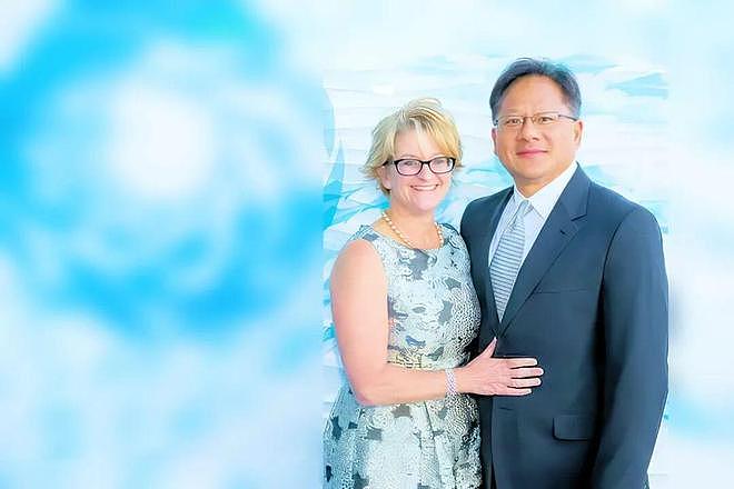 黄仁勋带老婆逛夜市，相恋46年零绯闻！招牌皮衣全是她买的…（组图） - 15