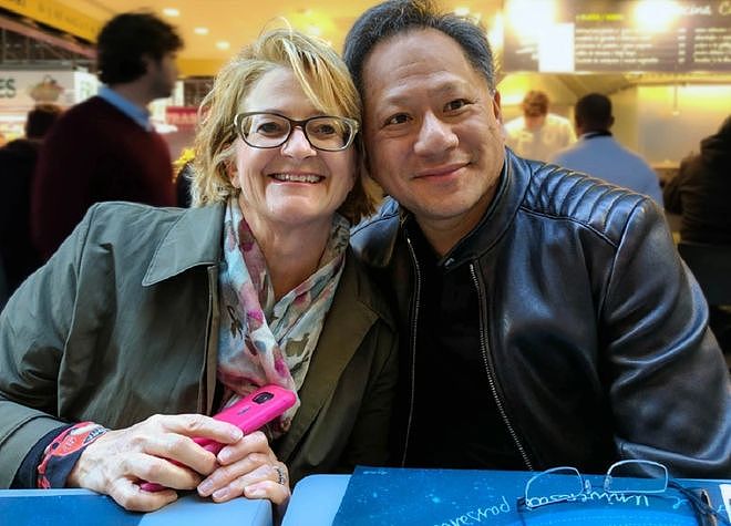 黄仁勋带老婆逛夜市，相恋46年零绯闻！招牌皮衣全是她买的…（组图） - 17