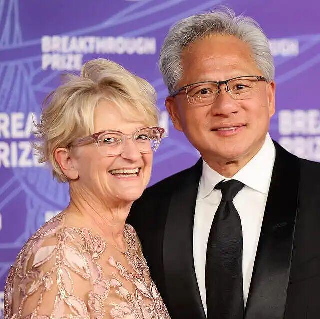 黄仁勋带老婆逛夜市，相恋46年零绯闻！招牌皮衣全是她买的…（组图） - 18