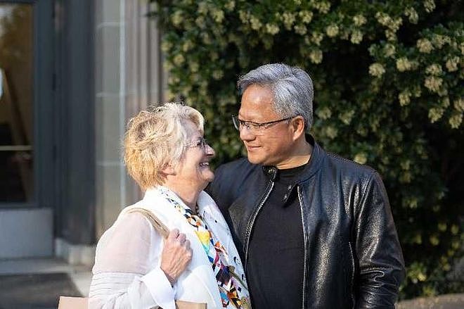 黄仁勋带老婆逛夜市，相恋46年零绯闻！招牌皮衣全是她买的…（组图） - 20