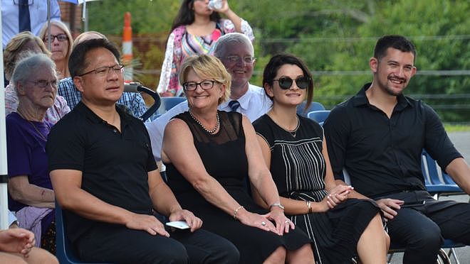 黄仁勋带老婆逛夜市，相恋46年零绯闻！招牌皮衣全是她买的…（组图） - 24