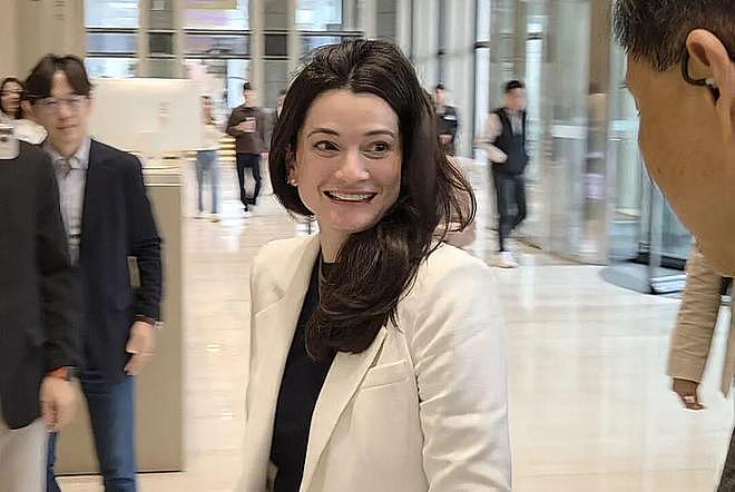 黄仁勋带老婆逛夜市，相恋46年零绯闻！招牌皮衣全是她买的…（组图） - 27